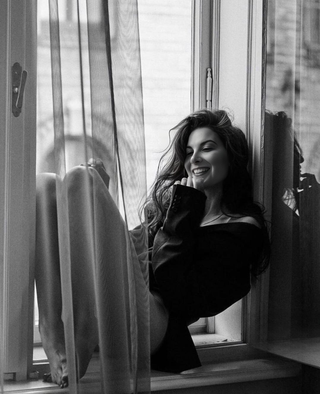 Marco de Luz — retrato editorial natural en blanco y negro de una mujer apoyada en una ventana con luz natural