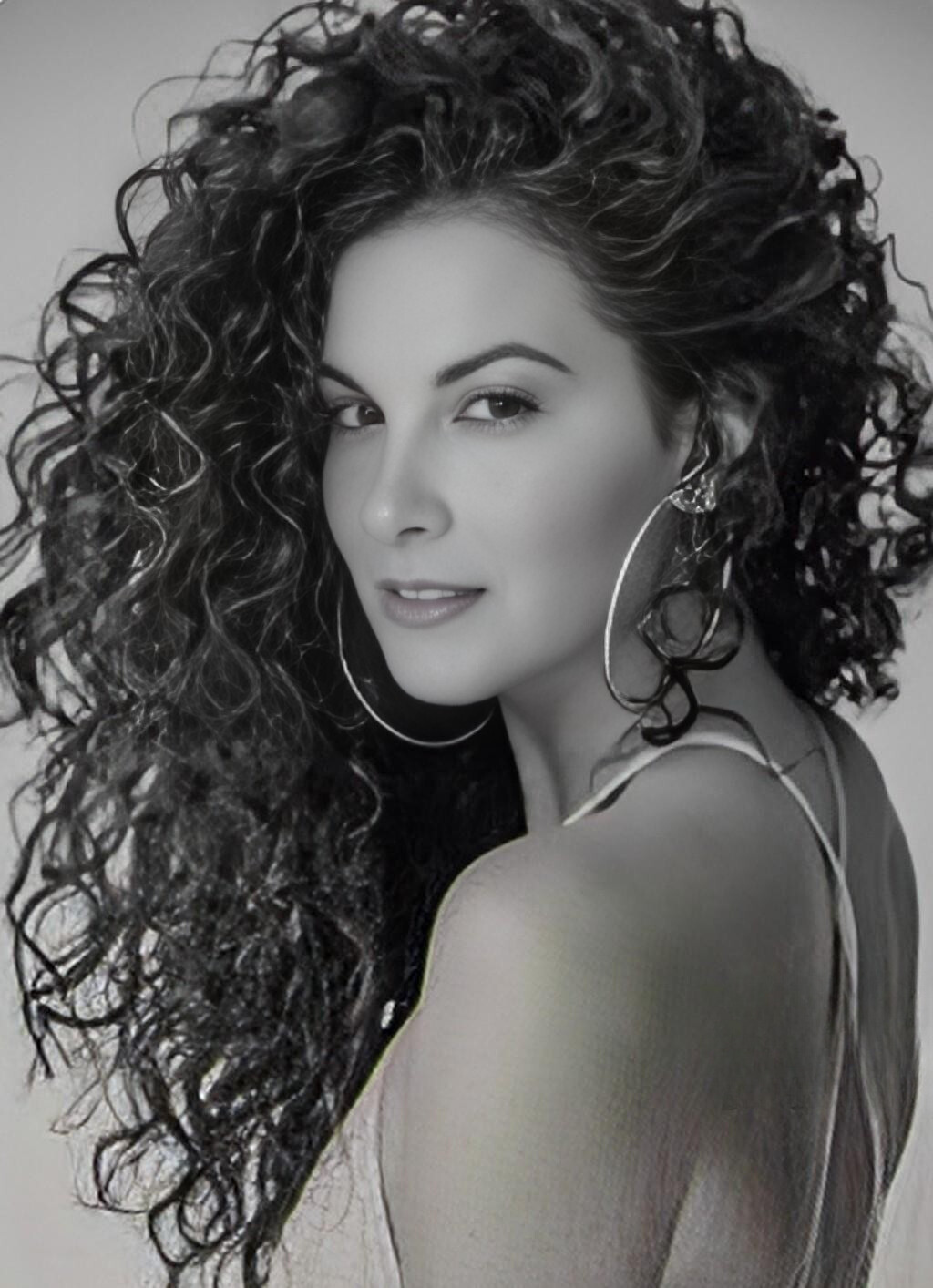 Curvas de Luz — retrato Fine Art en blanco y negro de una mujer con cabello rizado, centrado en textura, luz y expresión natural