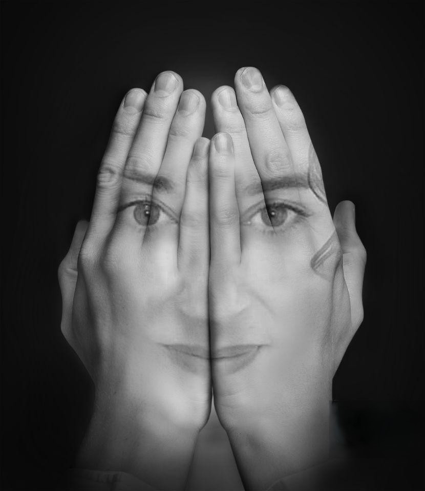 Entre Manos — fotomontaje conceptual en blanco y negro donde unas manos cubren un rostro creando una ilusión visual