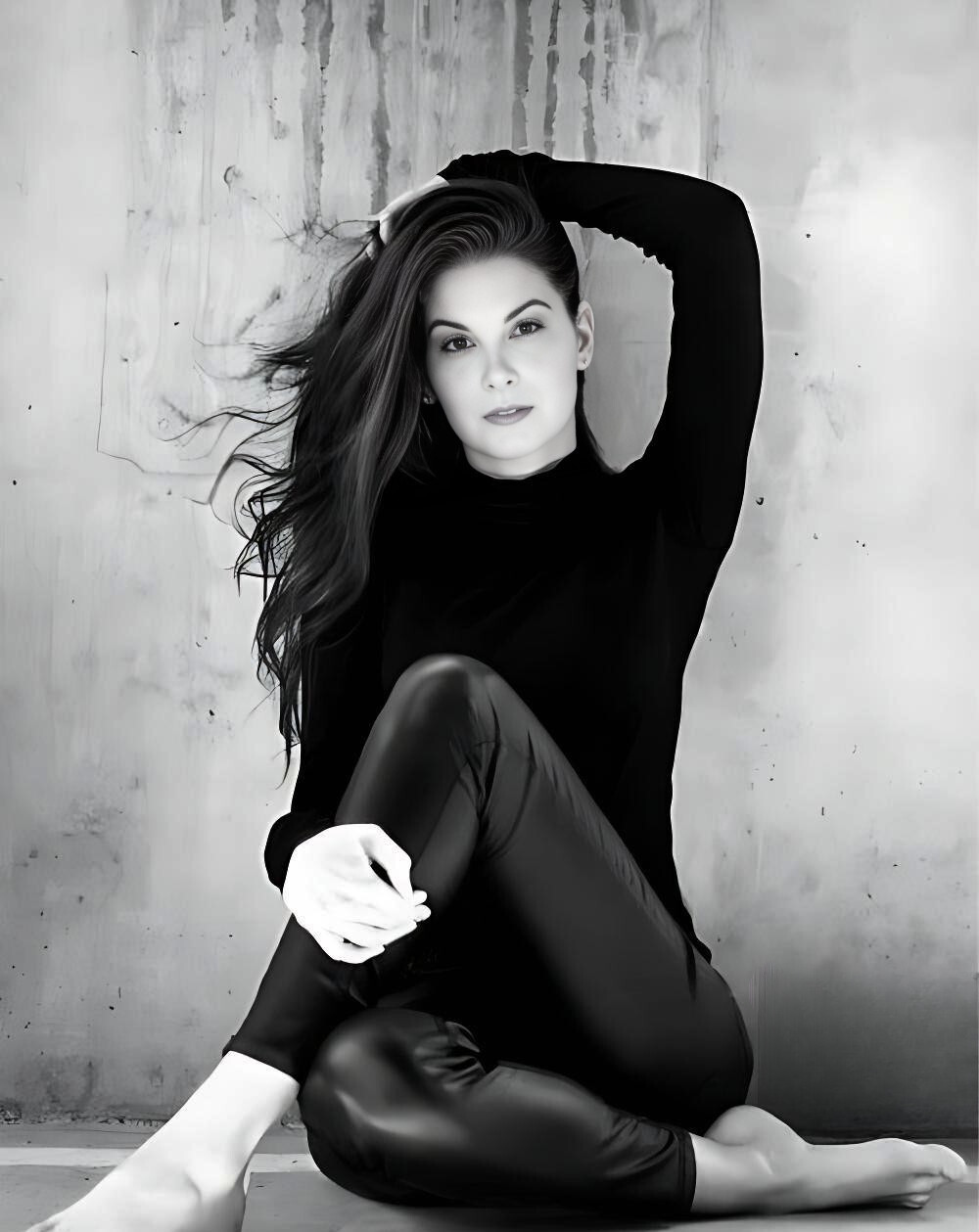 Pared y Silencio — retrato editorial crudo en blanco y negro de una mujer sentada contra un muro de hormigón