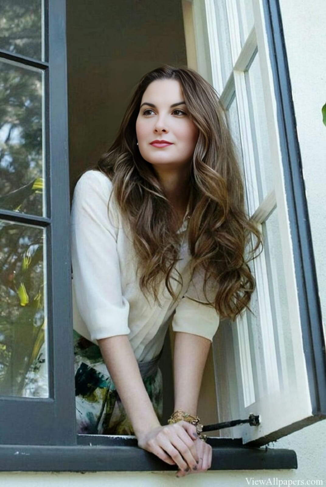 Ventana Abierta — retrato natural en exterior de una mujer asomada a una ventana con luz suave