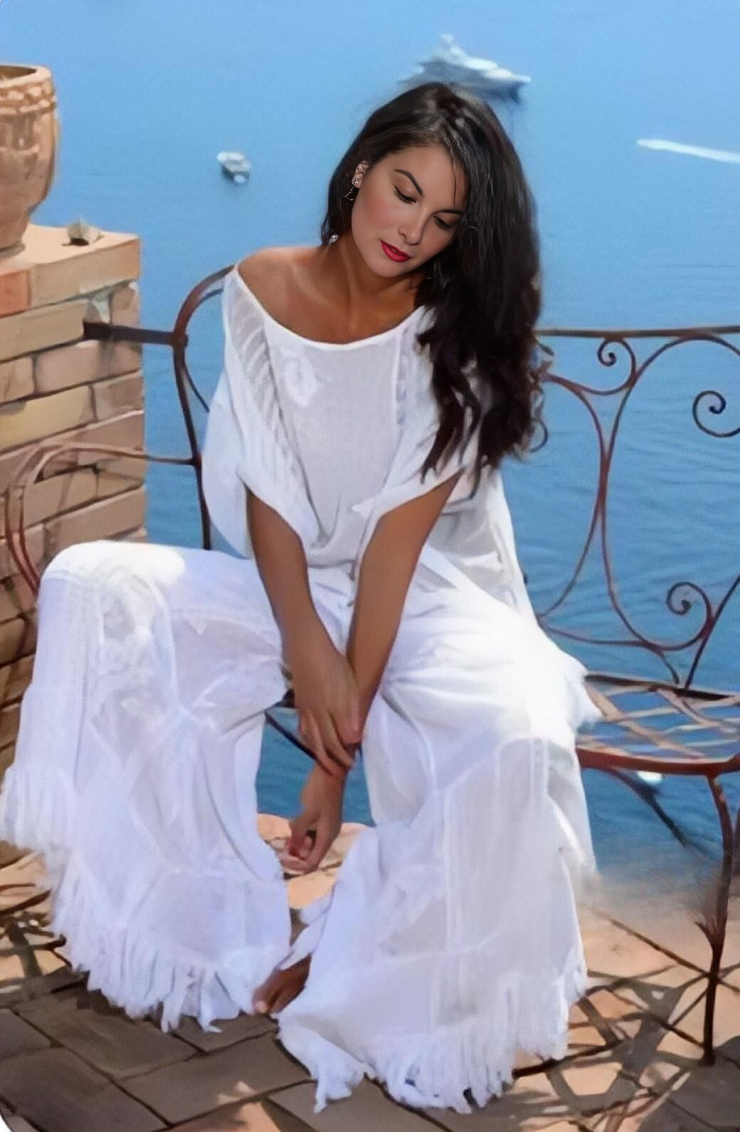 Costa y Blanco — retrato lifestyle mediterráneo de una mujer con vestido blanco frente al mar
