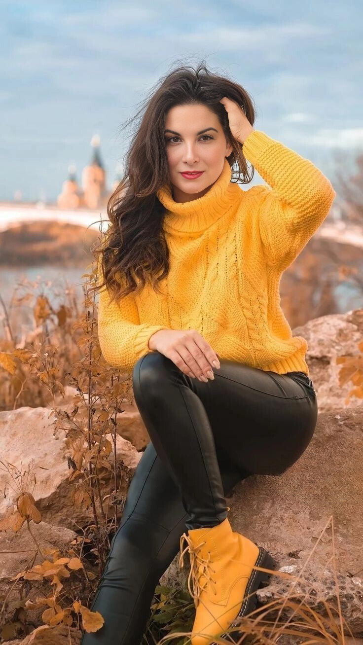 Otoño Vivo — retrato lifestyle en color de una mujer con jersey amarillo en un entorno otoñal natural
